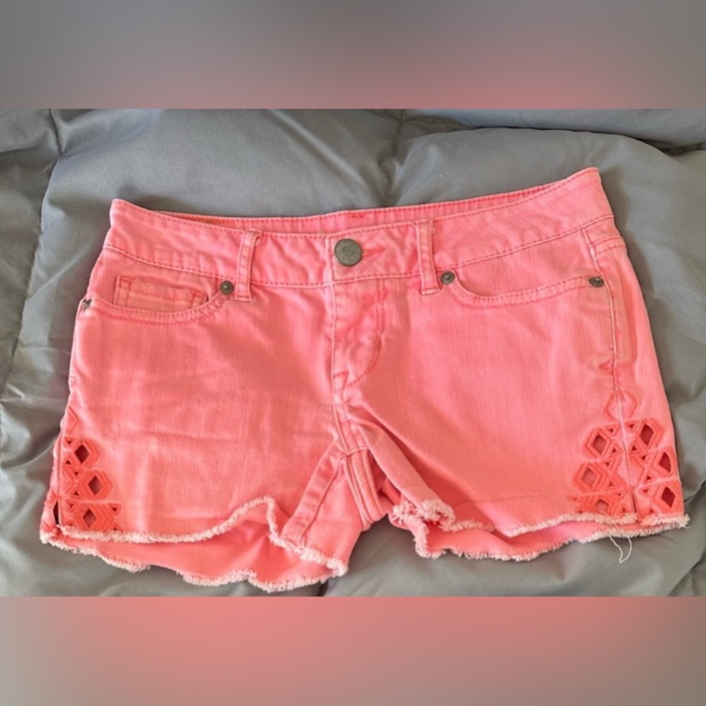 Aeropostale midi shorts size 00
Color is a coral